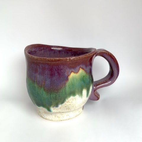 Taza borde curvo. Interior morado, exterior morado, verde musgo y blanco