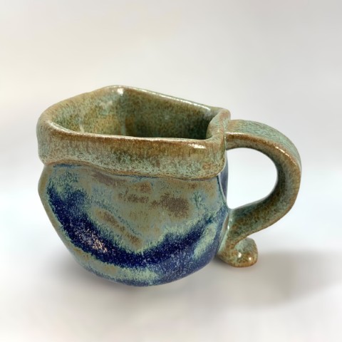 Taza pasta café exterior azul piedra. Borde grueso e interior verde musgo