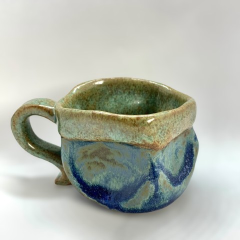 Taza pasta café exterior azul piedra. Borde grueso e interior verde musgo