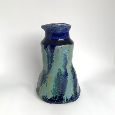 Florero pequeño forma jarrito con cortes triangulares. Azul piedra con manchas cobalto