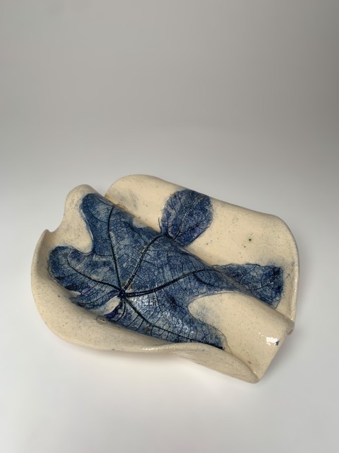 Plato ondulado blanco con hoja higuera marcada