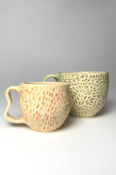 Taza blanca con lineas en tonos verde pimento
