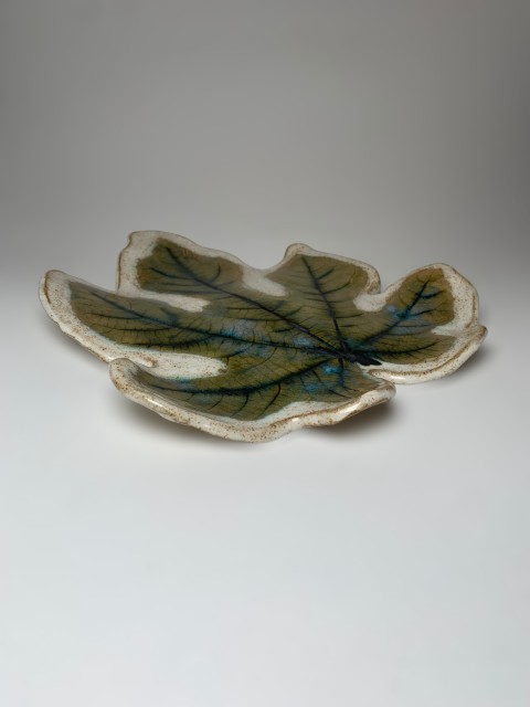 Bandeja forma de hoja fondo blanco hoja higuera cobre. Pasta café.