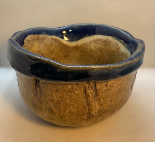 Café beige. Borde grueso azul. Pasta Chamiza