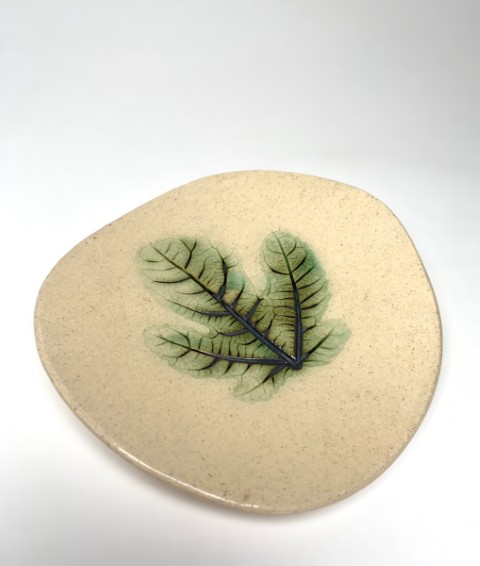 Apoya cucharas hoja higuera impresa cobre. Bordes levantados