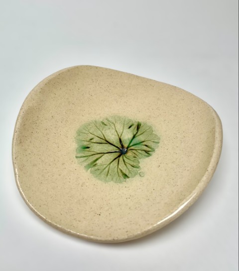 Apoya cucharas hoja redonda impresa cobre. Bordes levantados