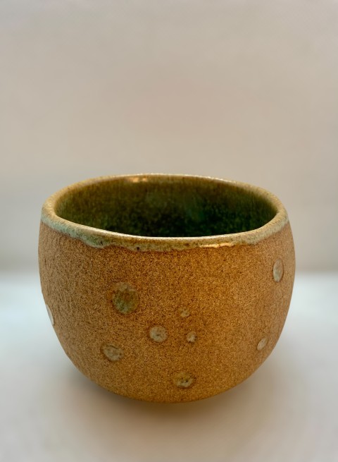 Pasta café textura y circulos verdes. Interior verde musgo. Forma redonda