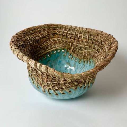 Cuenco celeste con tejido hacia afuera