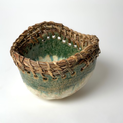 Cuenco blanco y verde musgo con borde tejido 