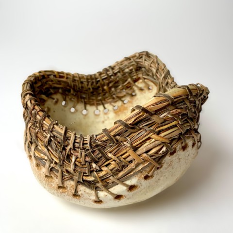 Cuenco blanco con puntos. CHZ. Borde curvo y tejido