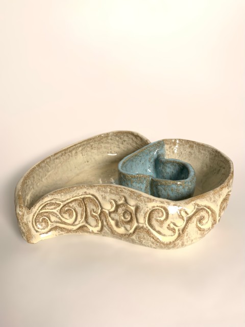 Bandeja corazón mediana, corazón interior celeste, el resto blanco crema. Labrado exterior