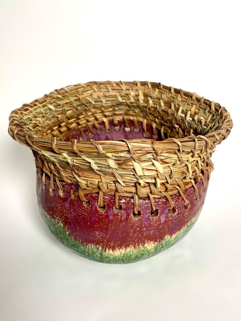 Cuenco mediano grande borde tejido, morado y verde. Interior igual