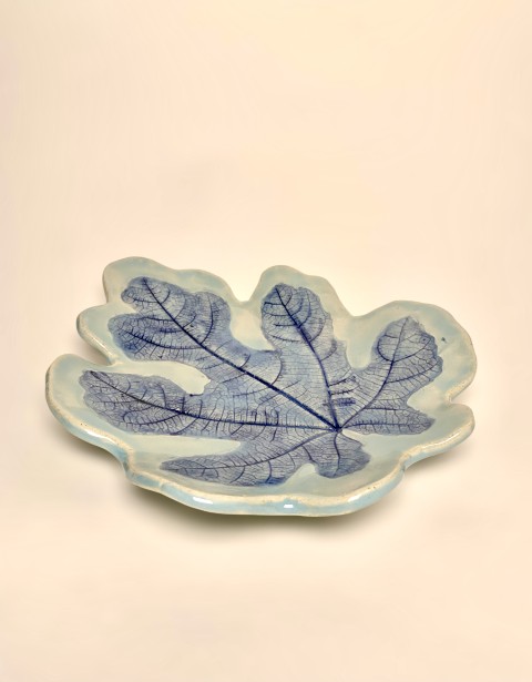 Bandeja hoja higuiera cobalto con esmalte celeste. Cortada con forma de la hoja