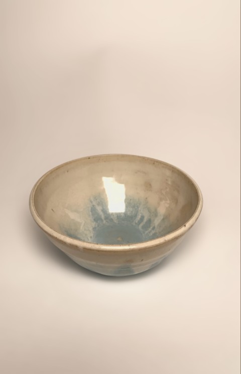 Pocillo torneado blanco crema con celeste bien mezclado con flux. Fondo y exterior celeste