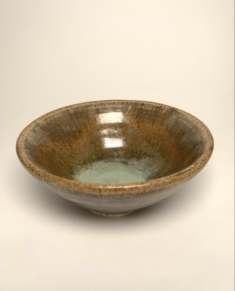 Pocillo más abierto. Hartos tonos cafés con fondo verde agua claro. Exterior un poco más oscuro