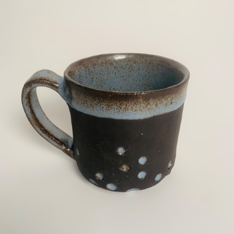 Taza pasta negra expuesta con interior, borde y circulos esmalte azul W-44. 