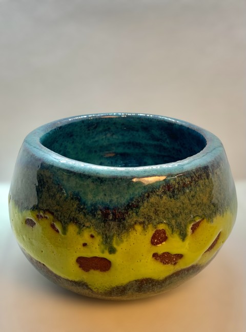 Pasta Pomaire. Interior turquesa. Exterior turquesa y verde