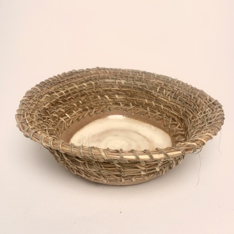 Fuente redonda pasta café con fondo blanco crema y borde con cesto
