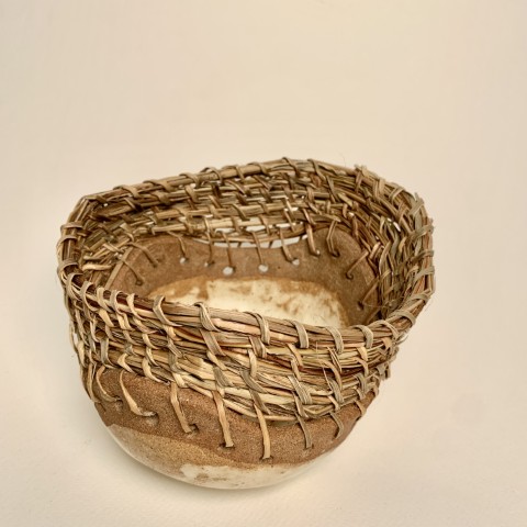 Pocillo pasta café expuesta en borde, con tejido como de 5cm. Interior y exterior blanco puntos