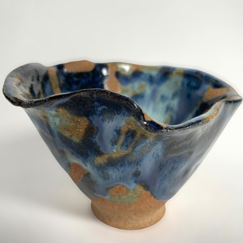 Pocillo alto abajo estrecho con mezcla celeste y azul. Pasta expuesta café. Borde ondulado