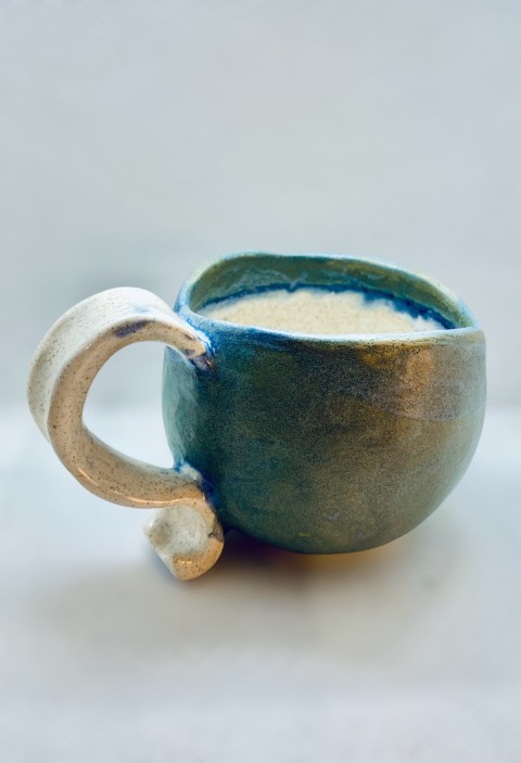 Taza mediana interior blanca borde y exterior azul pierda. Redonda, asa blanca