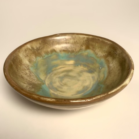 Plato torndeado por fuera blanco y borde ocre, interior celeste verde