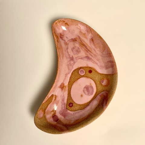 Luna rosada con morado y pasta café expuesta