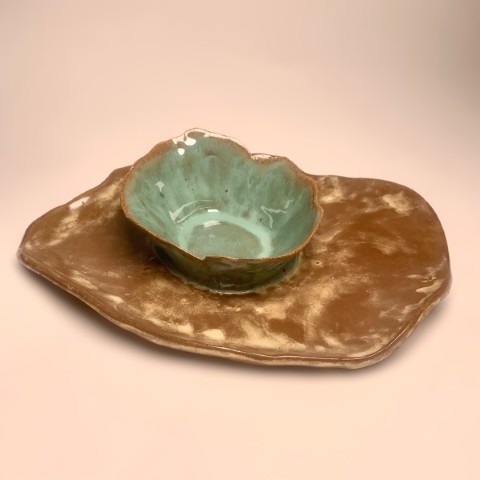 Fuente con pocillo interior y plato. Pocillo celeste verde y palto ocre