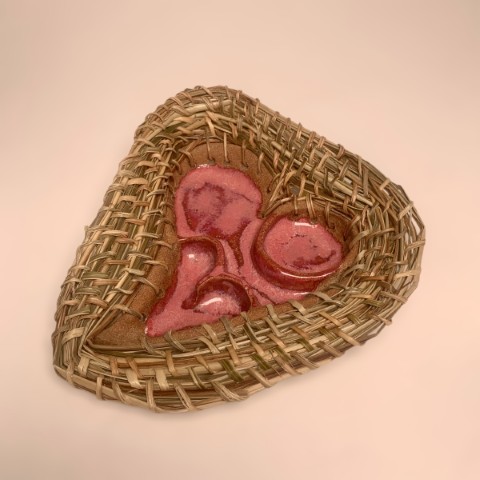 Corazón con relieve rosado magenta y bordes tejidos