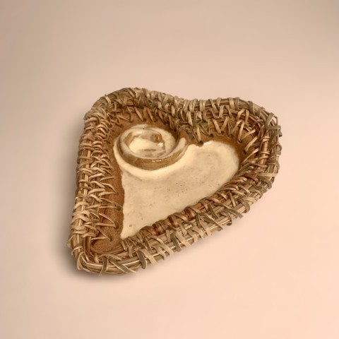 Corazon con relieve blanco y borde tejido