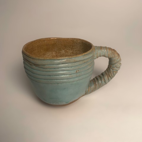 Taza interior puntos cafés, asa lulos y borde lulos. Esmaltada esmeralda mate