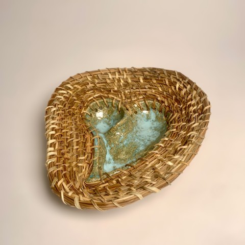 Corazón celeste con relieve, borde tejido 