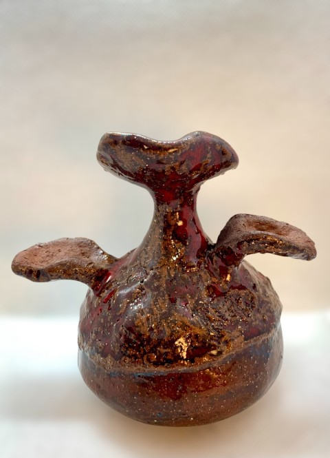 Greda Pomaire. Vasija escultórica roja, cuello angosto. Orejas laterales.