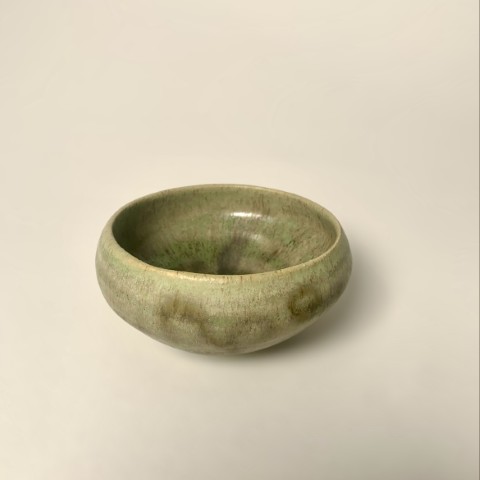 Pocillo verde satin con cobre torneado un poco diagonal 