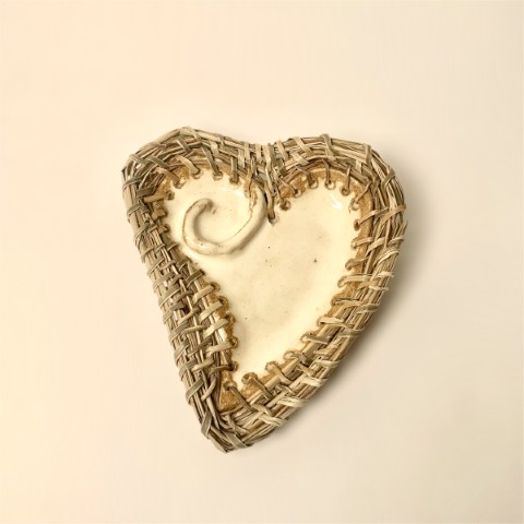 Corazón blanco pasta café con borde tejido. Mediana