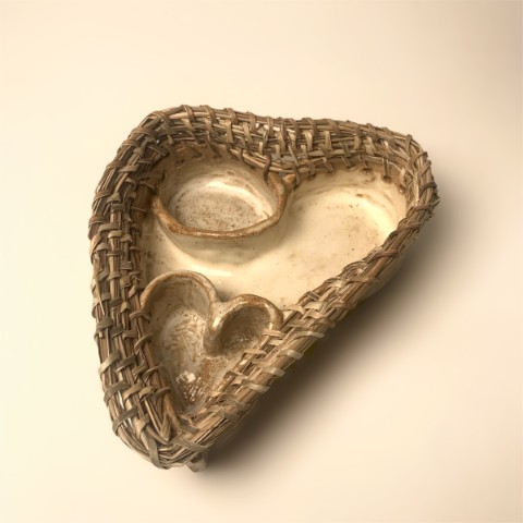Corazón blanco pasta café con borde tejido. Mediana con espacios interiores. Borde mas ancho
