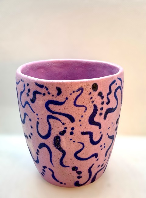 Vaciado baja. Vaso rosado mate con dibujos cobalto