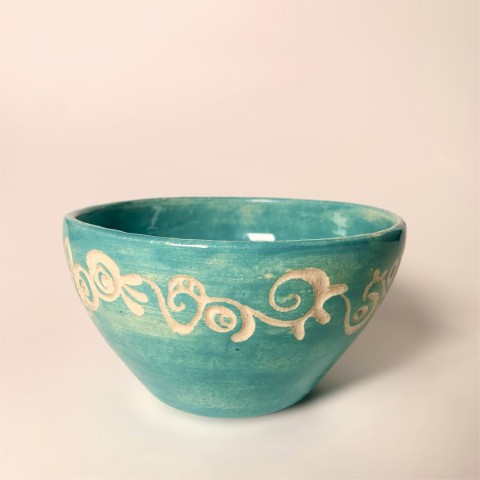 Fuente engobe celeste turquesa con labrado pasta blanca. 