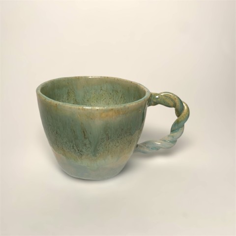 Taza verde agua y blanco con borde trenzado