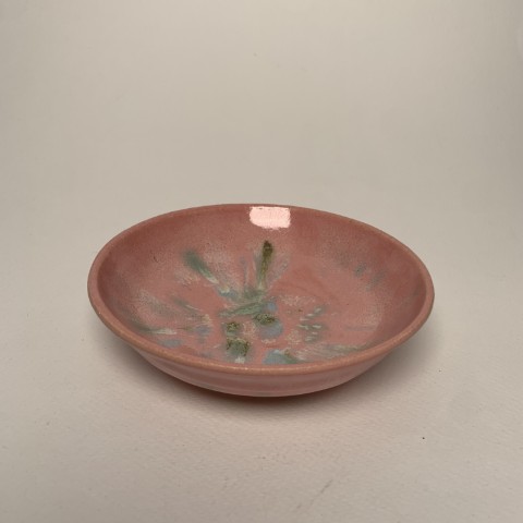 Plato rosado torneado con manchas celestes, verdes y blancas