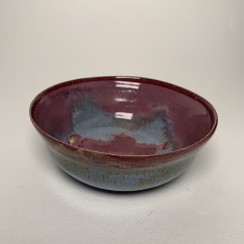 Plato hondo celeste con manchas y morado magenta