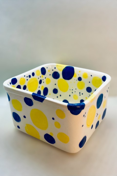 Cuadrada blanca con lunares amarillo y azul