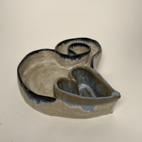 Fuente corazón blanco interior y exterior. Con borde azul océano fundido. Corazon inferior celeste