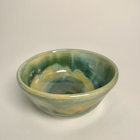 Plato hondo celeste con verde y turquesa. Borde inferior celeste