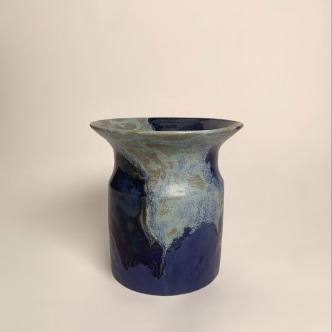 Florero azul piedra, azul mate y azul óceano. Borde hacia afuera