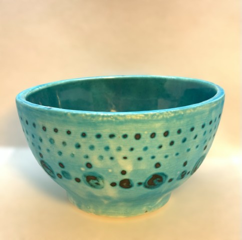 Verde kiwi interior, celeste mate exterior. Puntos cobre