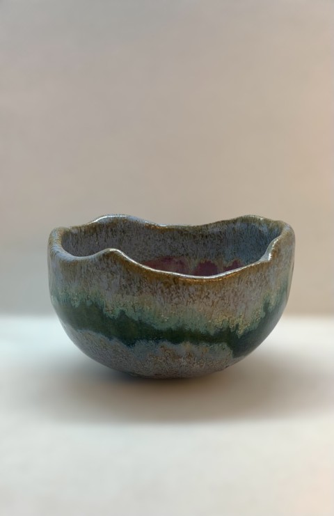 Cuenco azul, verde, morado con puntos choreado. Esférico, borde irregular