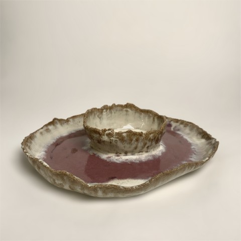 Plato picoteo con pocillo interior blanco con morado. Borde café fino