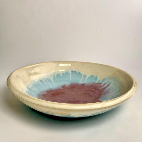 Plato amplio borde crema, celeste y morado