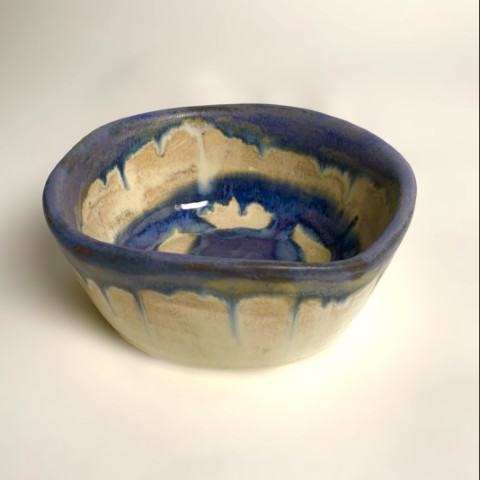 Pocillo borde ondeado.Crema con morado mate en anillos